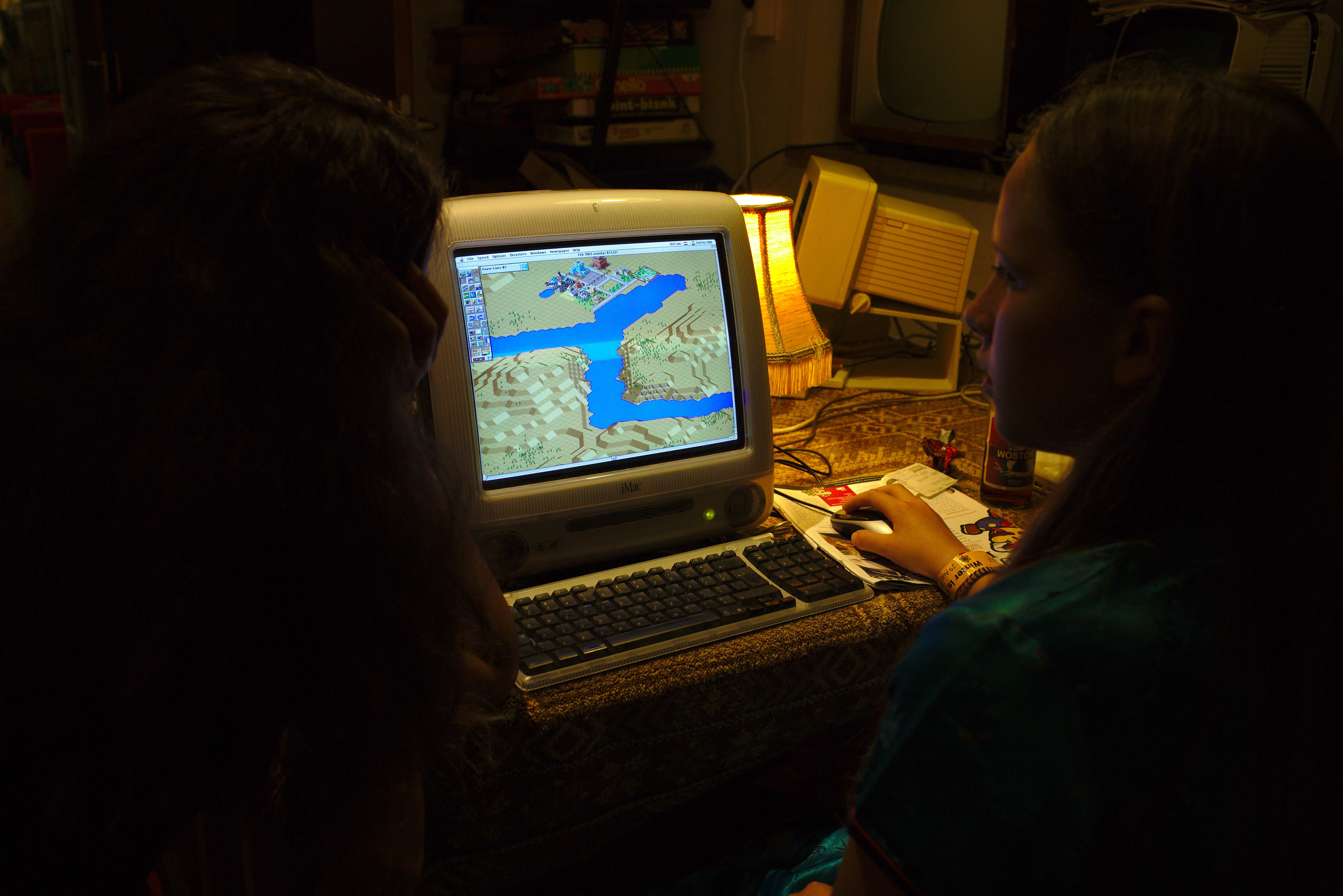 SimCity 2000 на iMac G3 — исторический быт игры, та же линейка Maxis