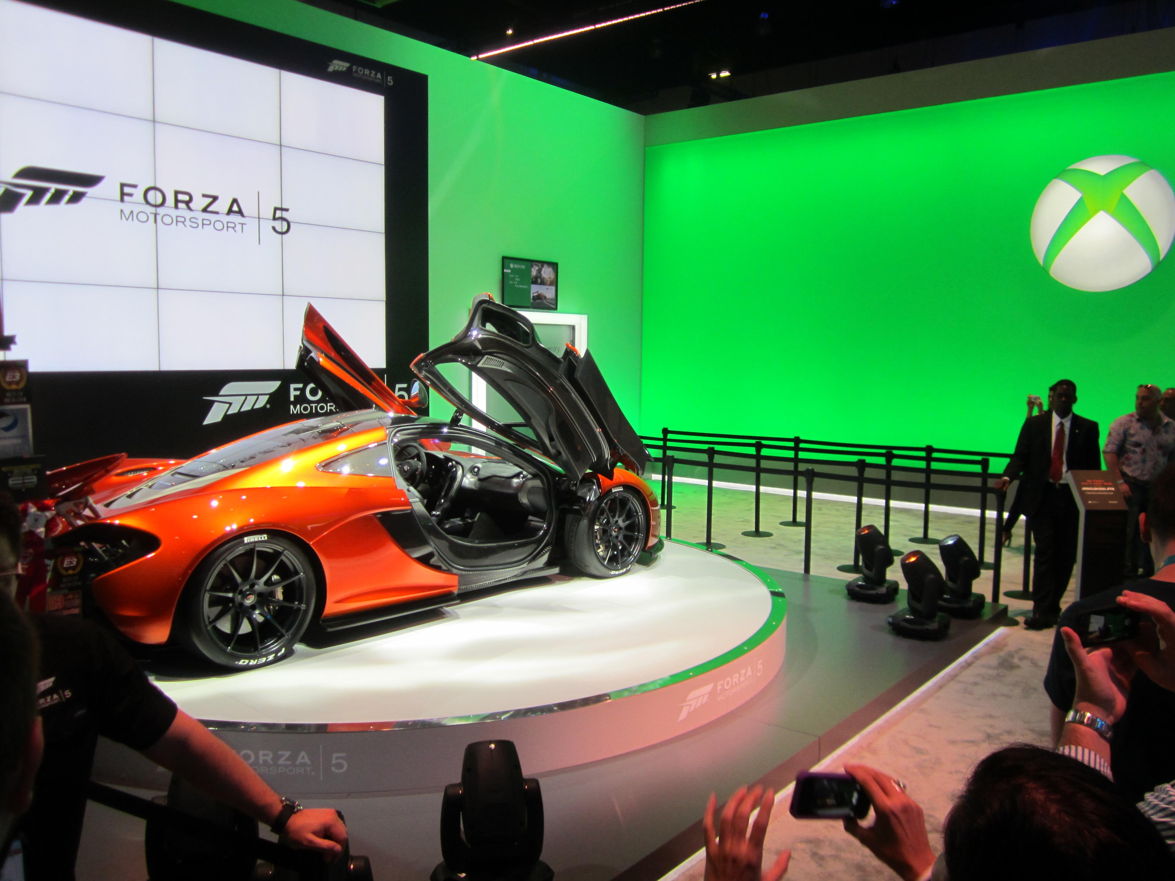 Демонстрация Forza 5 на E3 2013 рядом с Xbox One