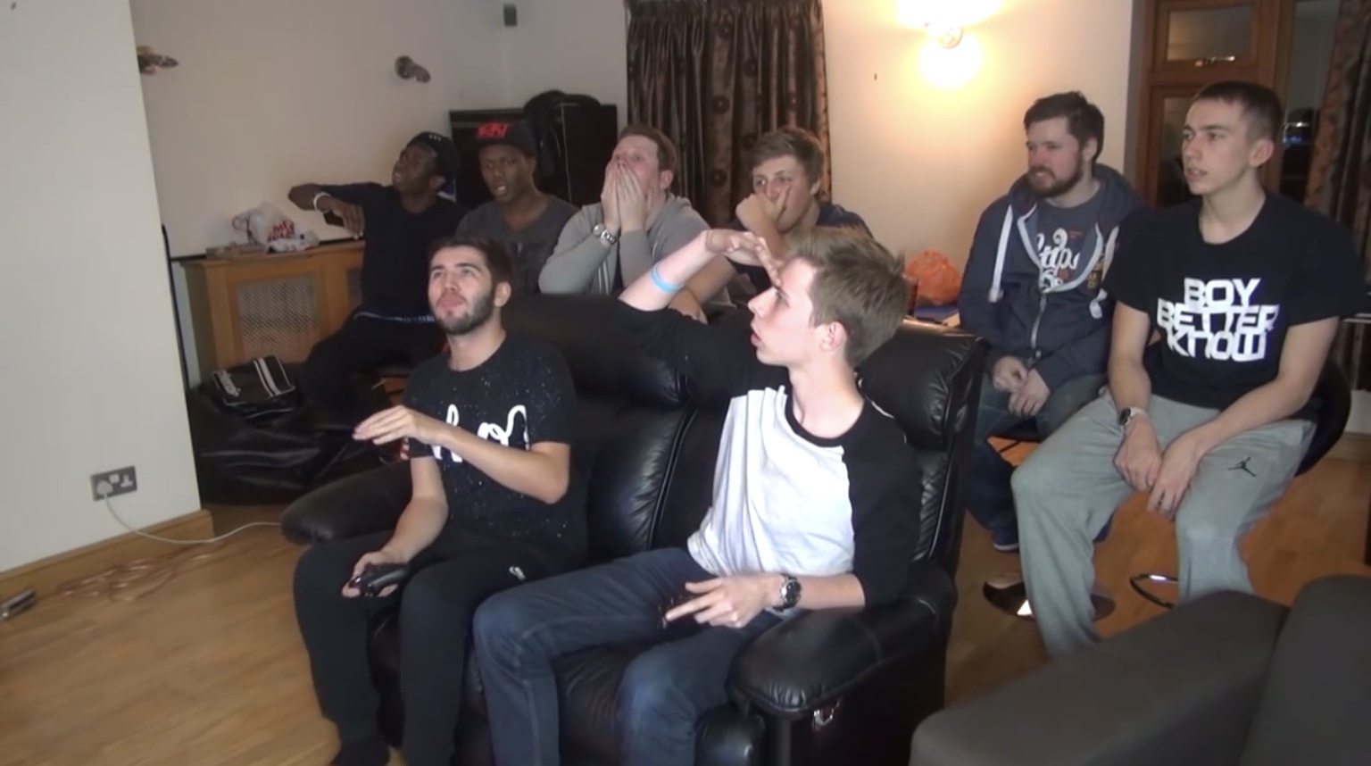Турнирный матч FIFA 15 на игровой сцене