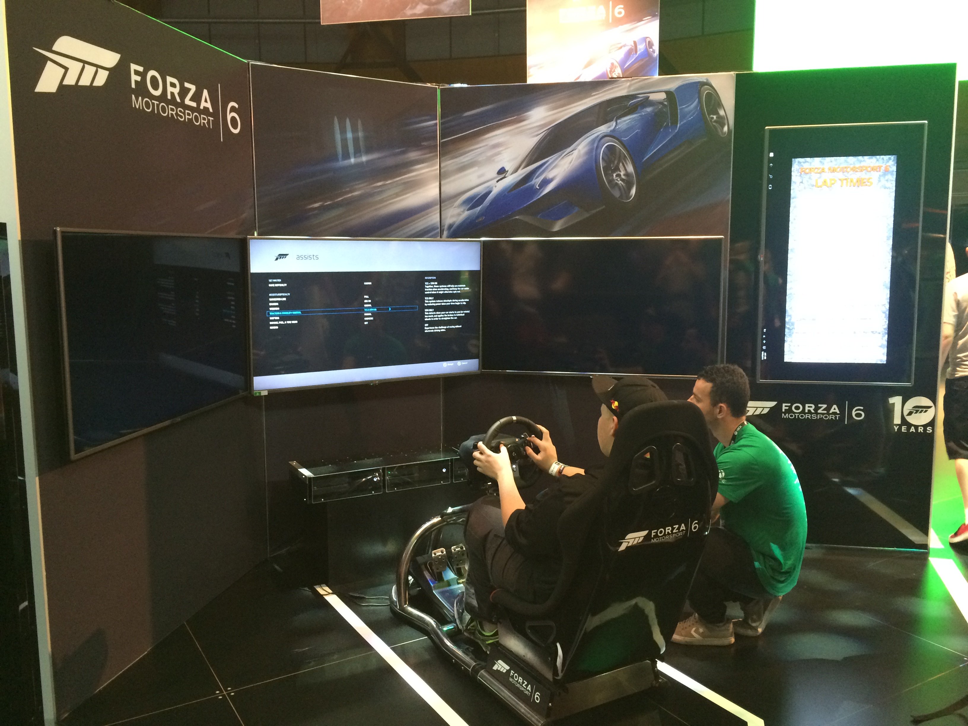 Зона Forza Motorsport 6 на игровой выставке