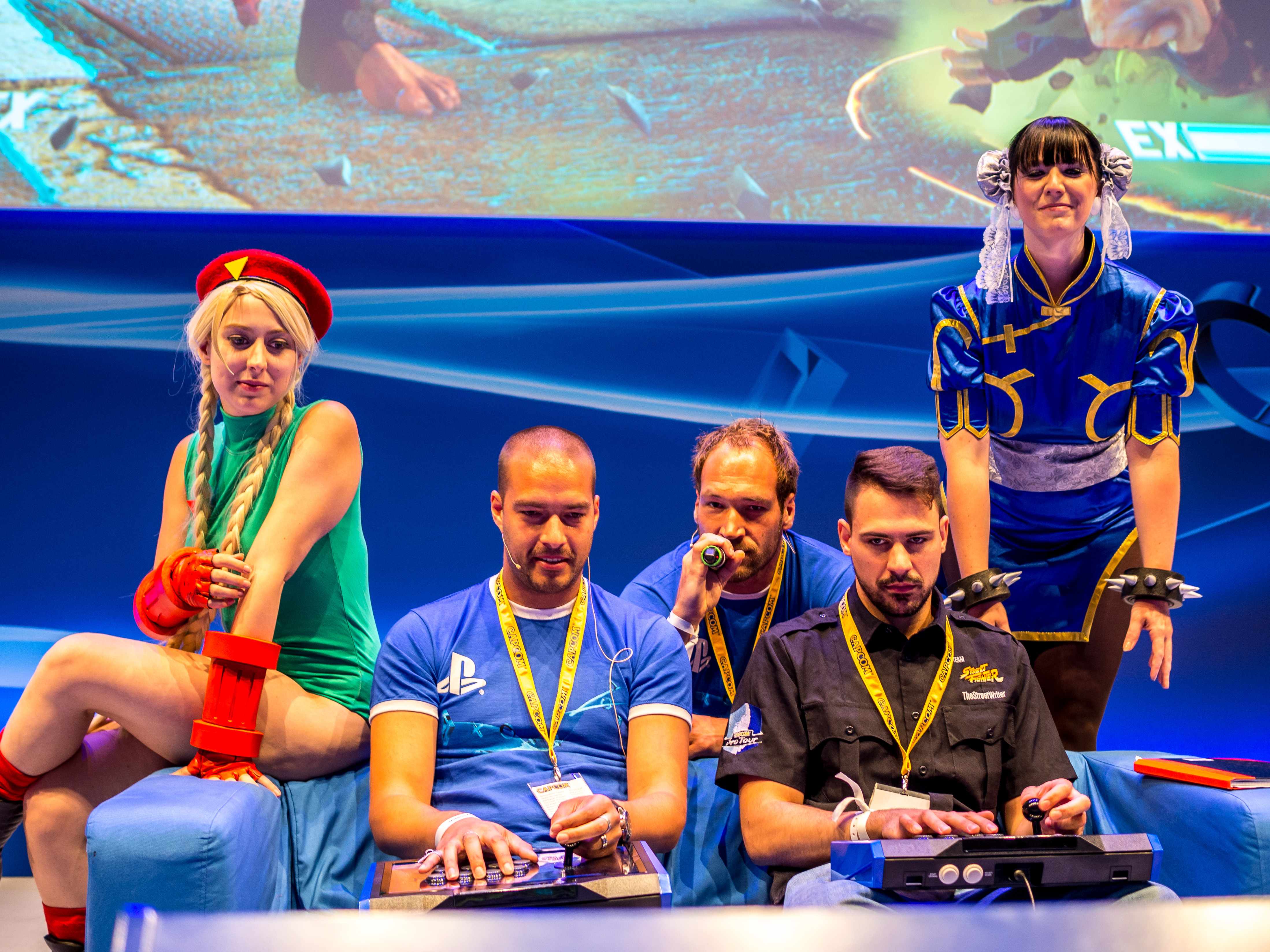 Стенд Street Fighter V на Gamescom 2015 с демо-версией