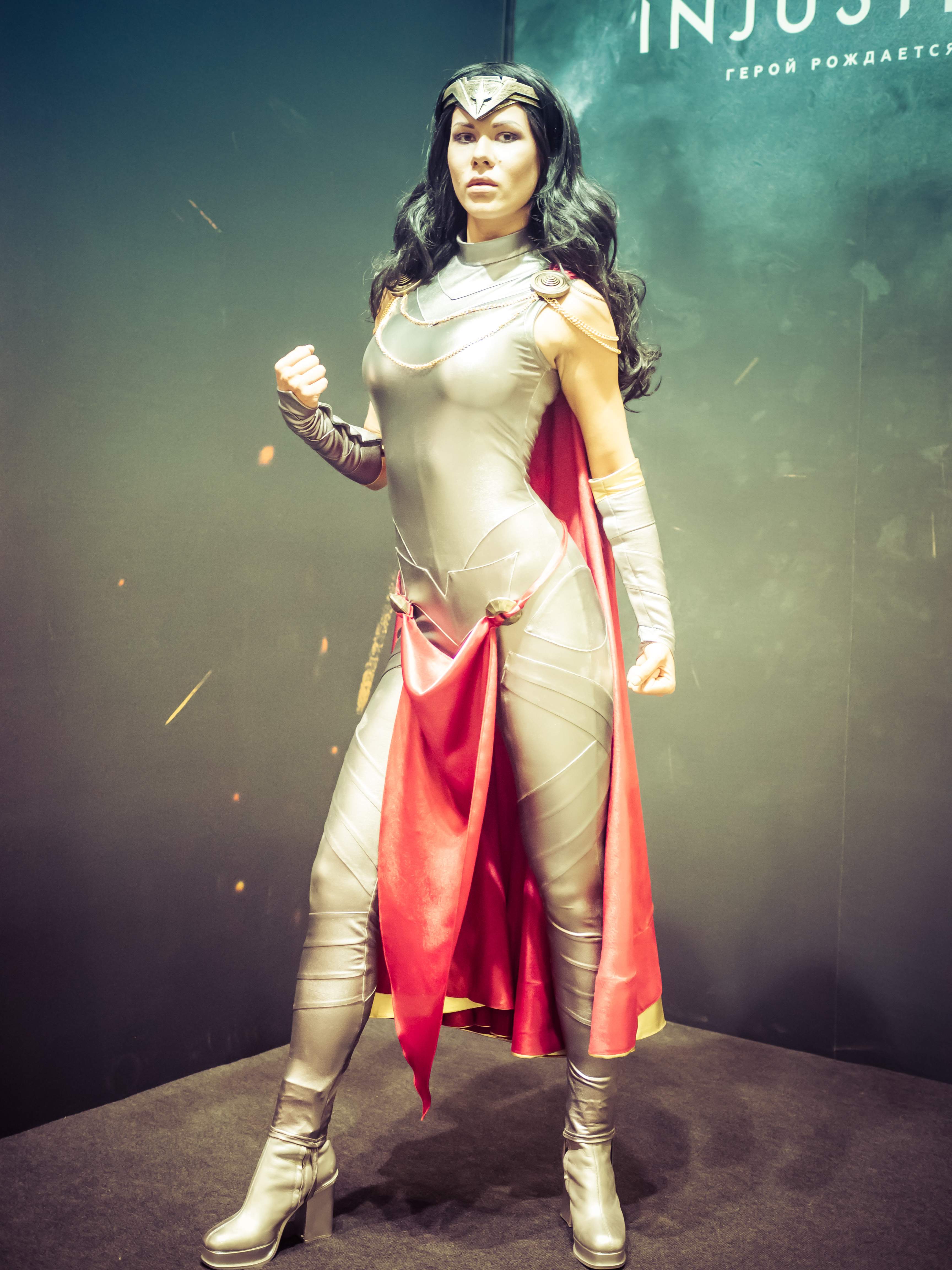 Стенд Injustice 2 на выставке с демо-станциями